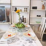 Einfaches 2-Zimmer-Appartement mit Balkon.