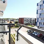 Einfaches 2-Zimmer-Appartement mit Balkon.