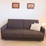 Einfaches 2-Zimmer-Appartement mit Balkon.