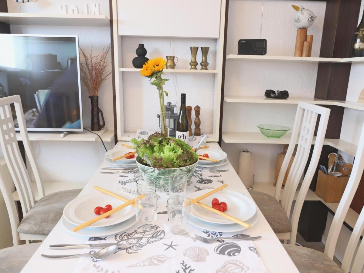 Einfaches 2-zimmer-appartement Mit Balkon. Apartment *
